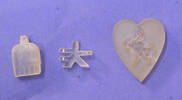 3 plastic pendants; Pte R Turner, 21 Bn, 2NZEF, WW2 [2007.10.9-.11]