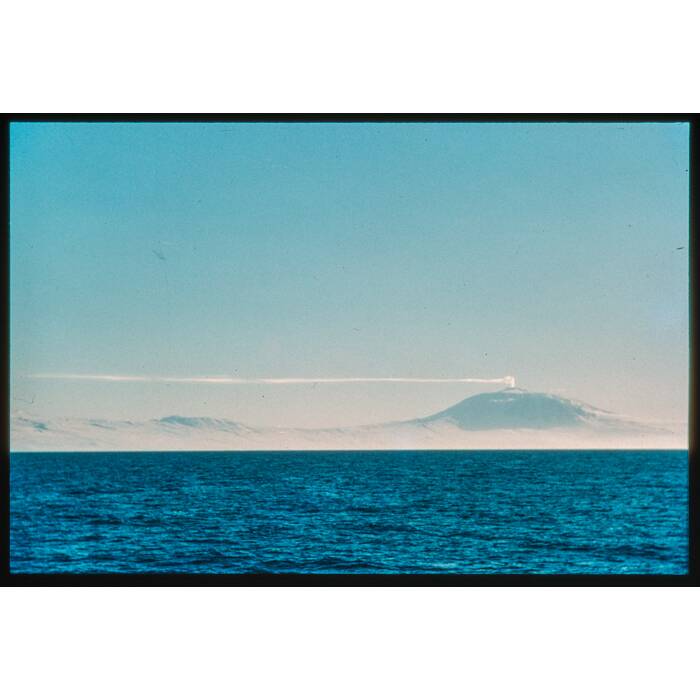 [Mountain from the sea]