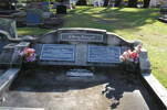 Grave, Papakura Public Cemetery, wide view (photo John Halpin 2010) - CC BY John Halpin