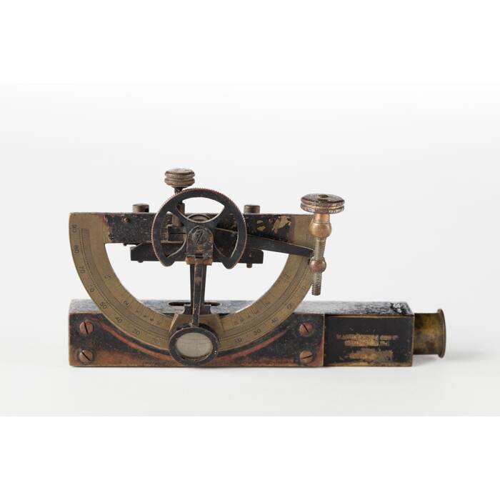 theodolite, 1991.295, col.3329, Photographed by Andrew Hales, digital, 18 Mar 2019, © Auckland Museum CC BY