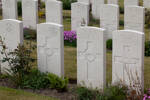 Headstone of Gunner Keith Dudley Russell (11125). Gwalia Cemetery, Ieper, West-Vlaanderen, Belgium. New Zealand War Graves Trust (BEBN0166). CC BY-NC-ND 4.0.