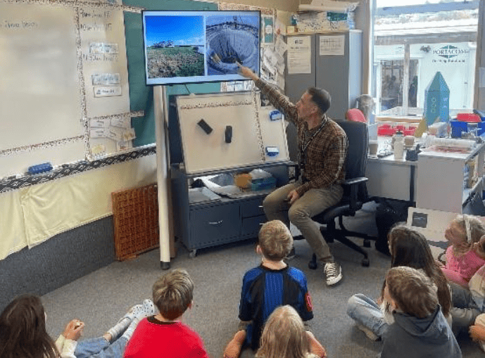 Kiako Aaron teaching tamariki the fossils programme