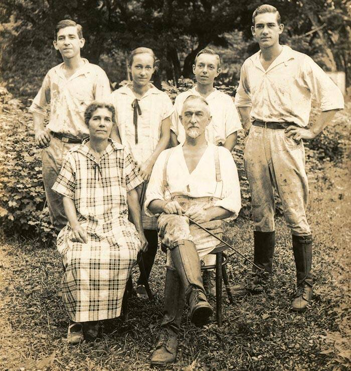 The building's architect, who had been trained as an engineer, was Fritz Stünzner 1873-1948, here with his family. Like many other Germans,